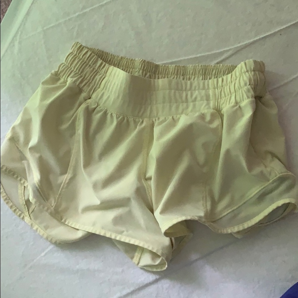 Lululemon hotty hot shorts 2.5 lemon ice